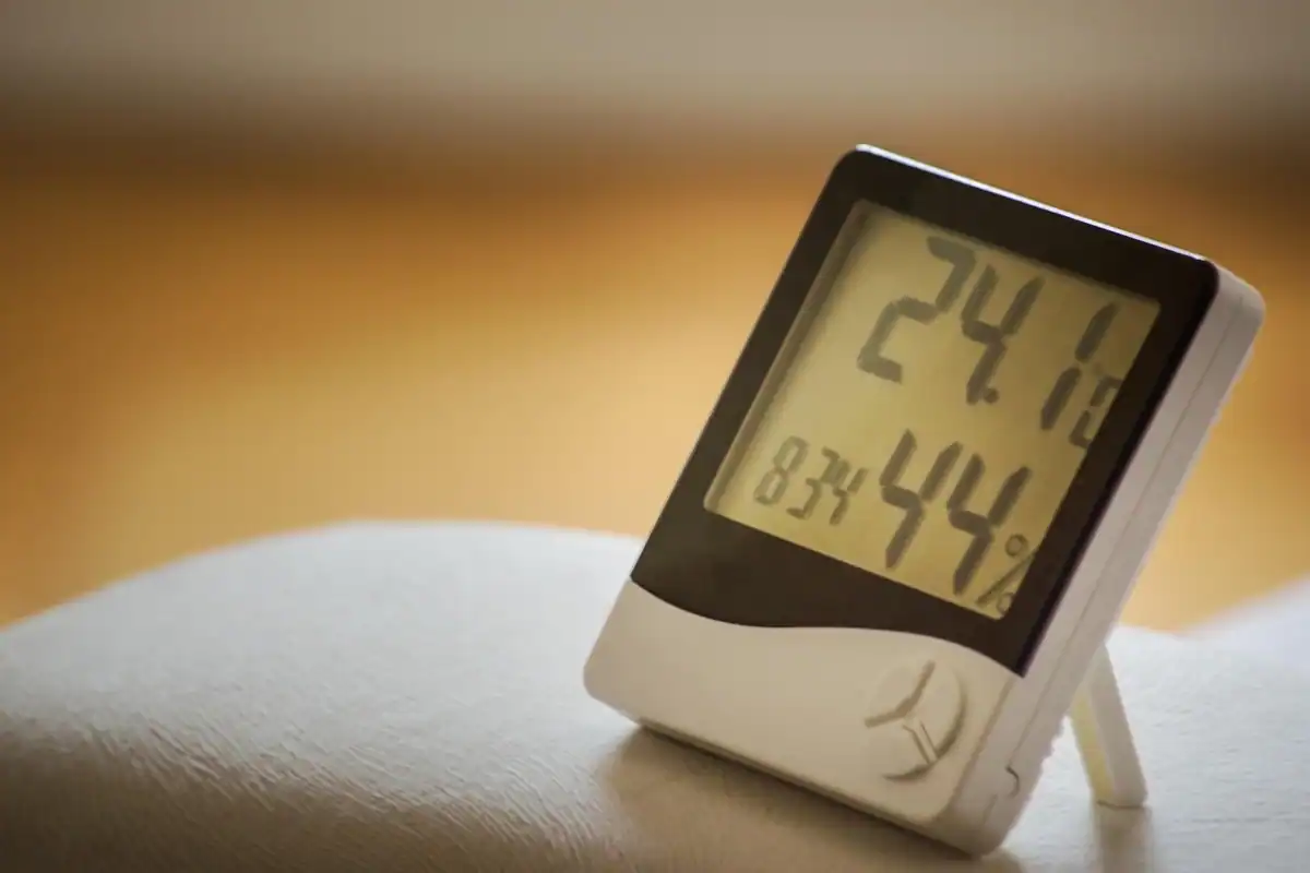 Higrometru digital care arată temperatura și umiditatea aerului dintr-o locuință iarna