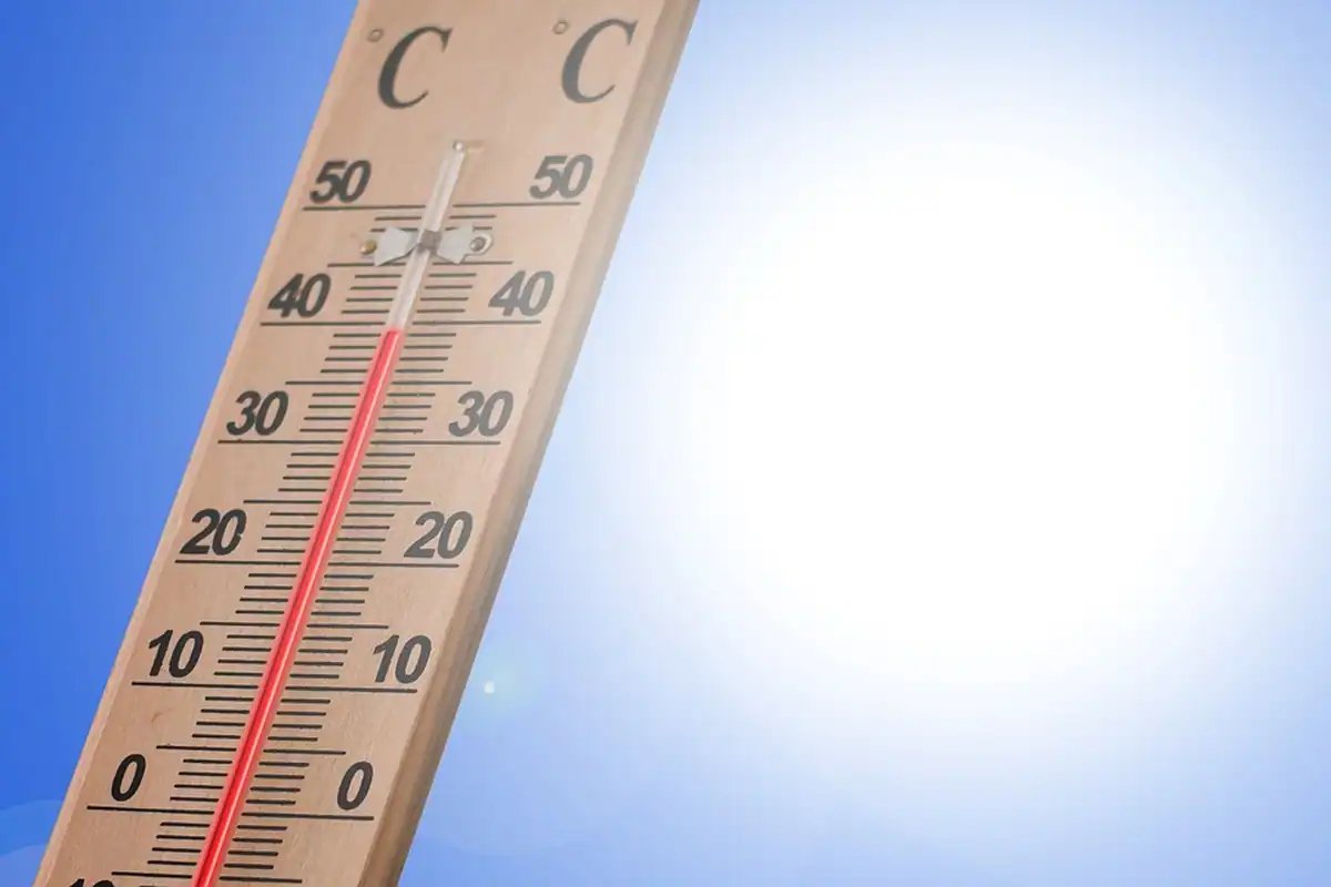 Termometru cu scală în grade Celsius care arată temperaturi foarte ridicate sub soarele arzător