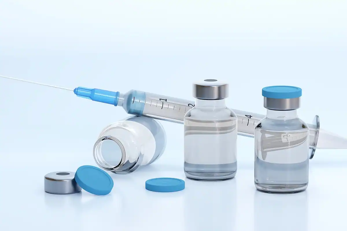 Seringă și fiole de vaccin, pregătite pentru administrare